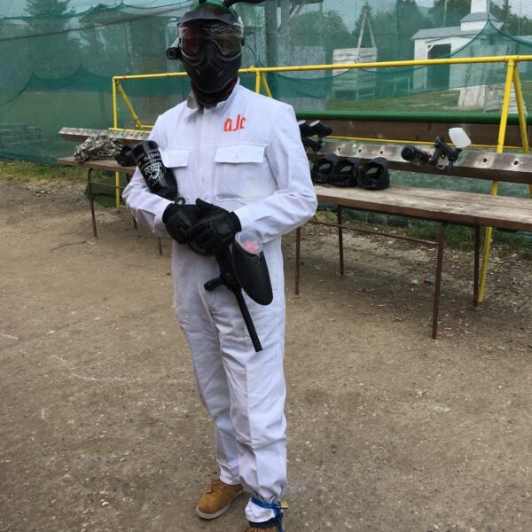 Paintball Prague-ženich v kostýmy jelena s parohami a paintballovou zbraní v ruce