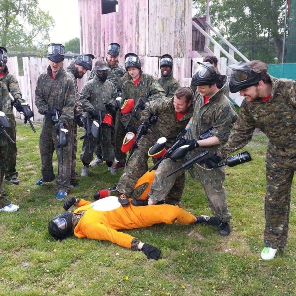 Paintball Prague-Skupina rozlučky se svobodou mířící na ženicha v kostýmu.